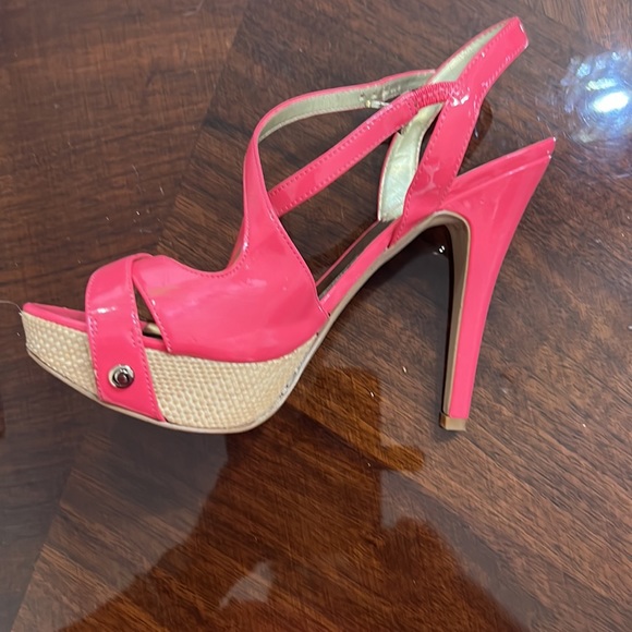 Very unique pink fence shoes - Picture 2 of 7